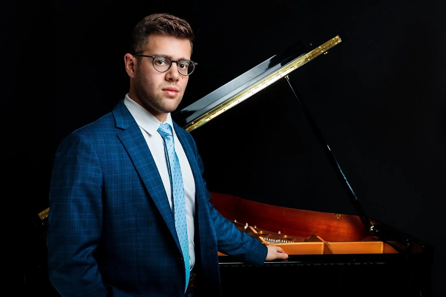 Steven Feifke at the piano!
Taken in my studio.
#grammywinner #jazzorchestra #stevenfeifke #portrait #studiophotography #nycmusicians #jazz #nycphotographer #nycphotographer @stevenfeifke @mattbakerphoto @mattbakerjazz