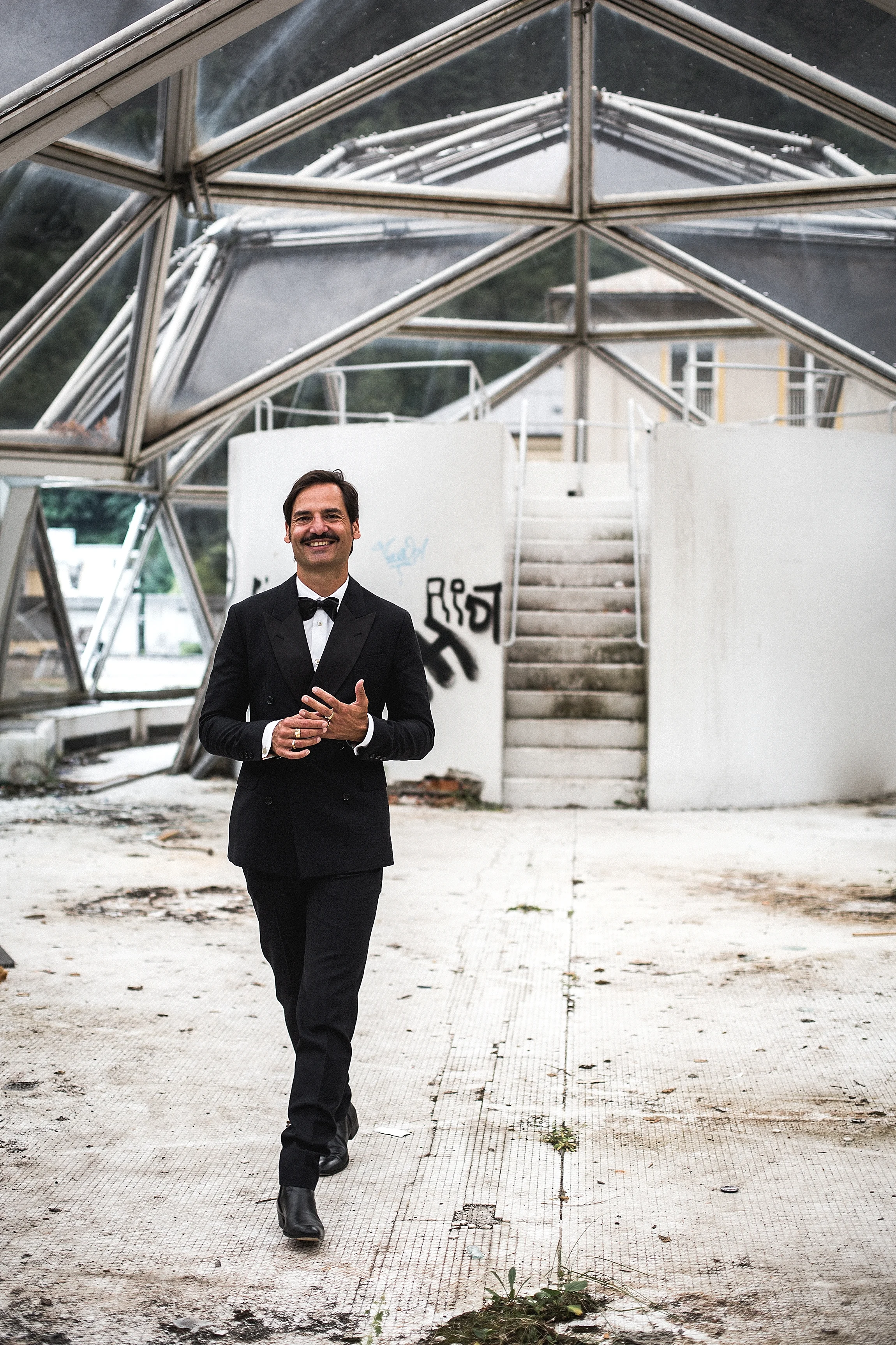 modern groom picture