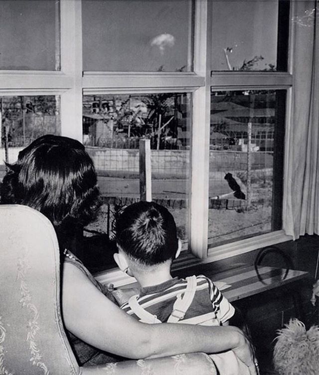 Mom and son watching the mushroom cloud after an atomic test, Las Vegas, 1953
#lasvegas #history #atomic . . . 
#Repost 
@historyphotographed