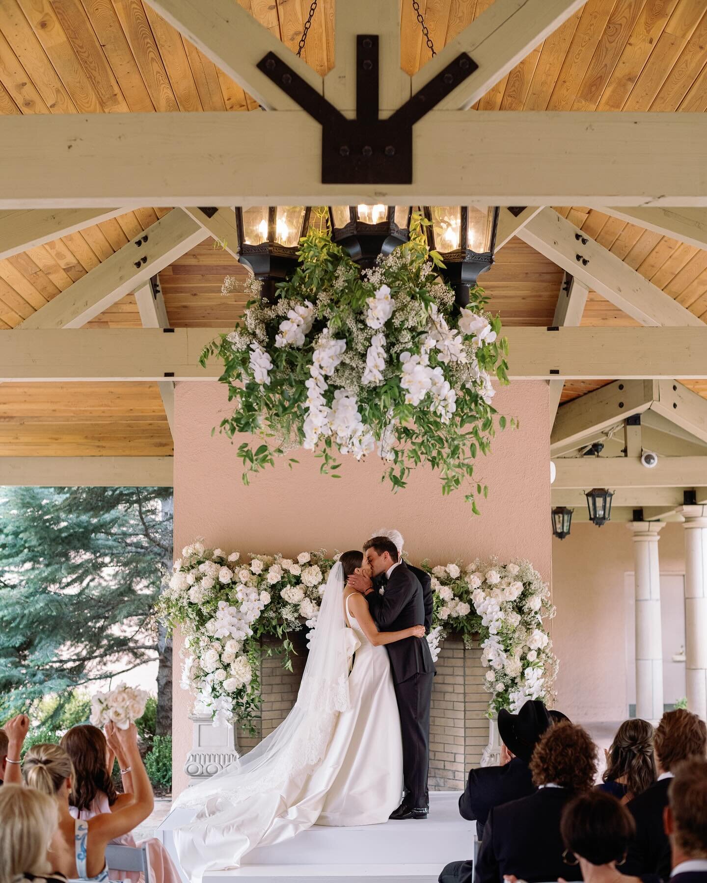 We love @thebroadmoor Mountain View Terrace for a wedding ceremony space. 

Creative Team -
Venue:&nbsp;@thebroadmoor 
Planner: @graceandgatherevents 
Photography:&nbsp;@brettheidebrecht 
Floral: Layers of Lovely&nbsp;
Hair &amp; Makeup:&nbsp;@divine