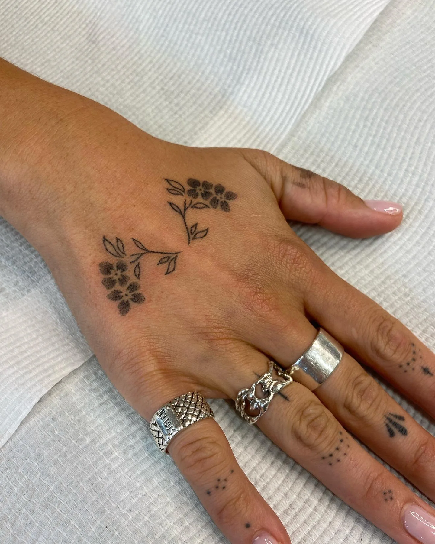 Variation of my flash flowers added to Grace&rsquo;s collection, sitting pretty next to some healed finger tattoos we did a year or so ago 💗 There so many possibilities when it comes to customising these design to your liking so pop in for a chat @a