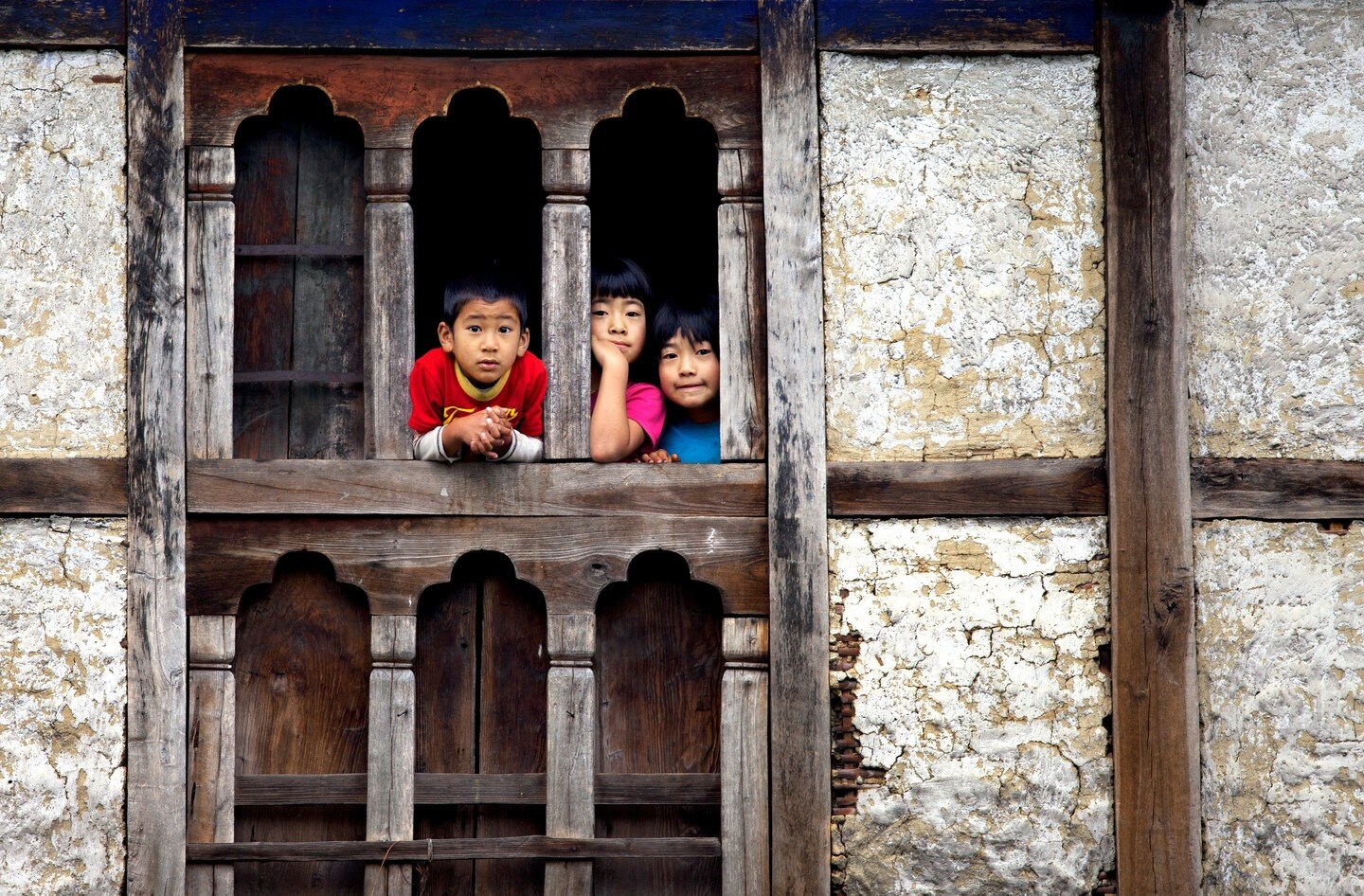 Dungkar Village, Bhutan: ancestral home of the Wangchuck Dynasty and the curious three 🏠 @mybhutan

#travelphotography #travelphotographer #bhutanphoto #bhutantravel #austinphotographer #portraitphotographer #uncommonheroes