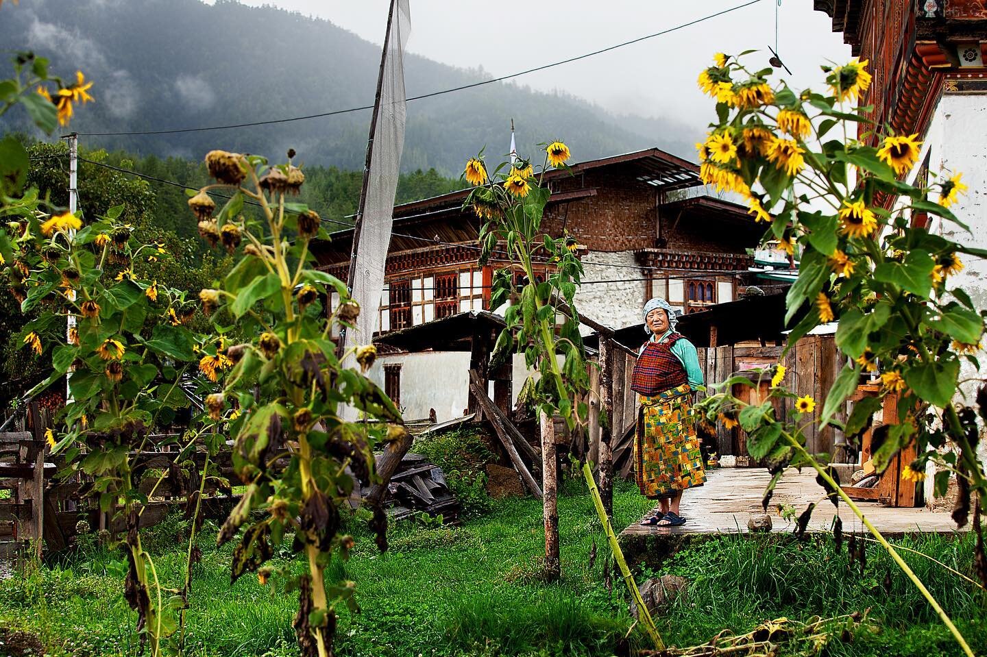 Chumey Village is a vibe 🌻 In Bhutan with @matthewrdesantis and @mybhutan 

#travelphotography #mybhutan #uncommonheroes #austinphotographer #travelphotographer #portraitphotographer