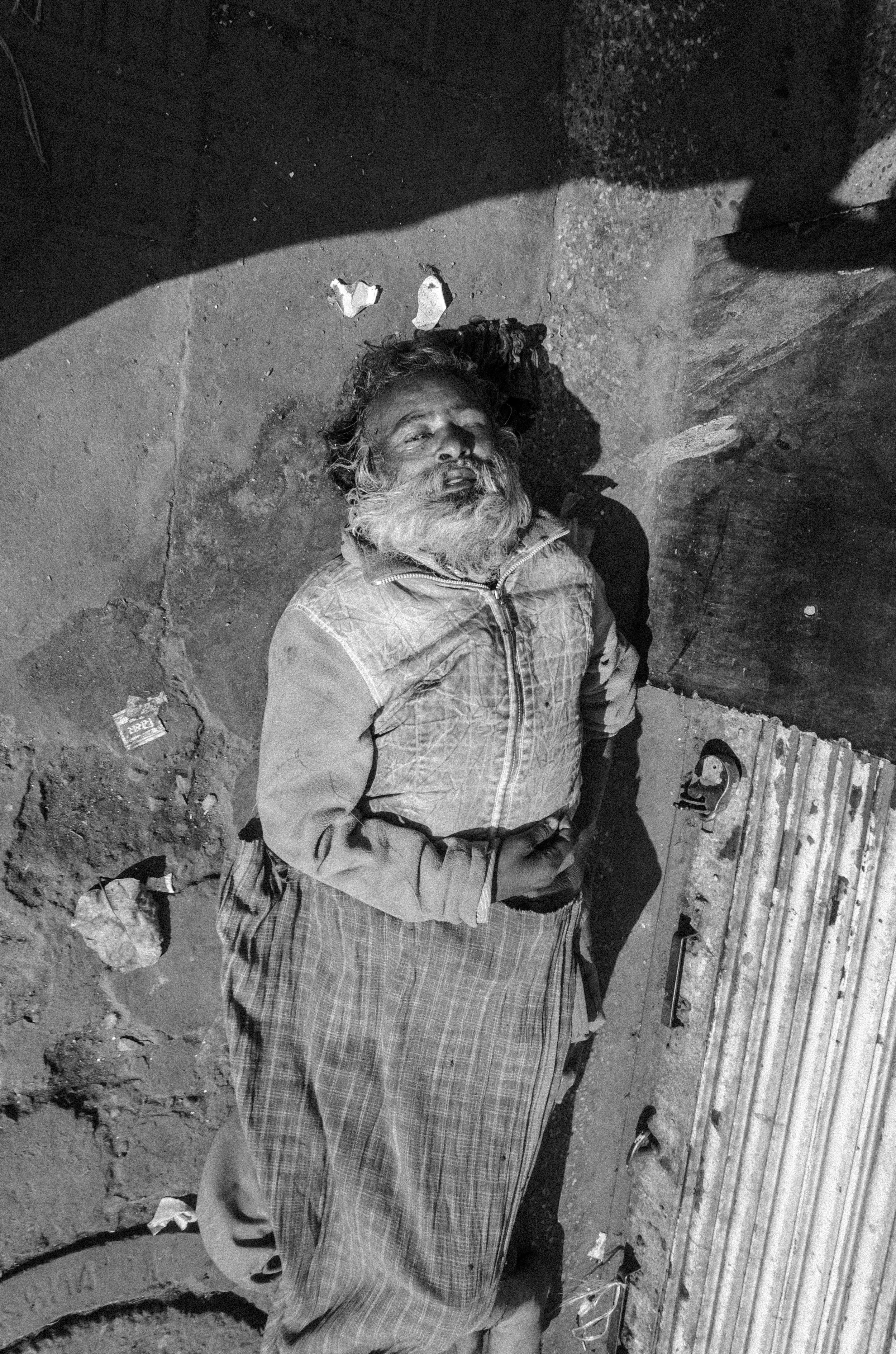 guy-lying-on-street-delhi.jpg