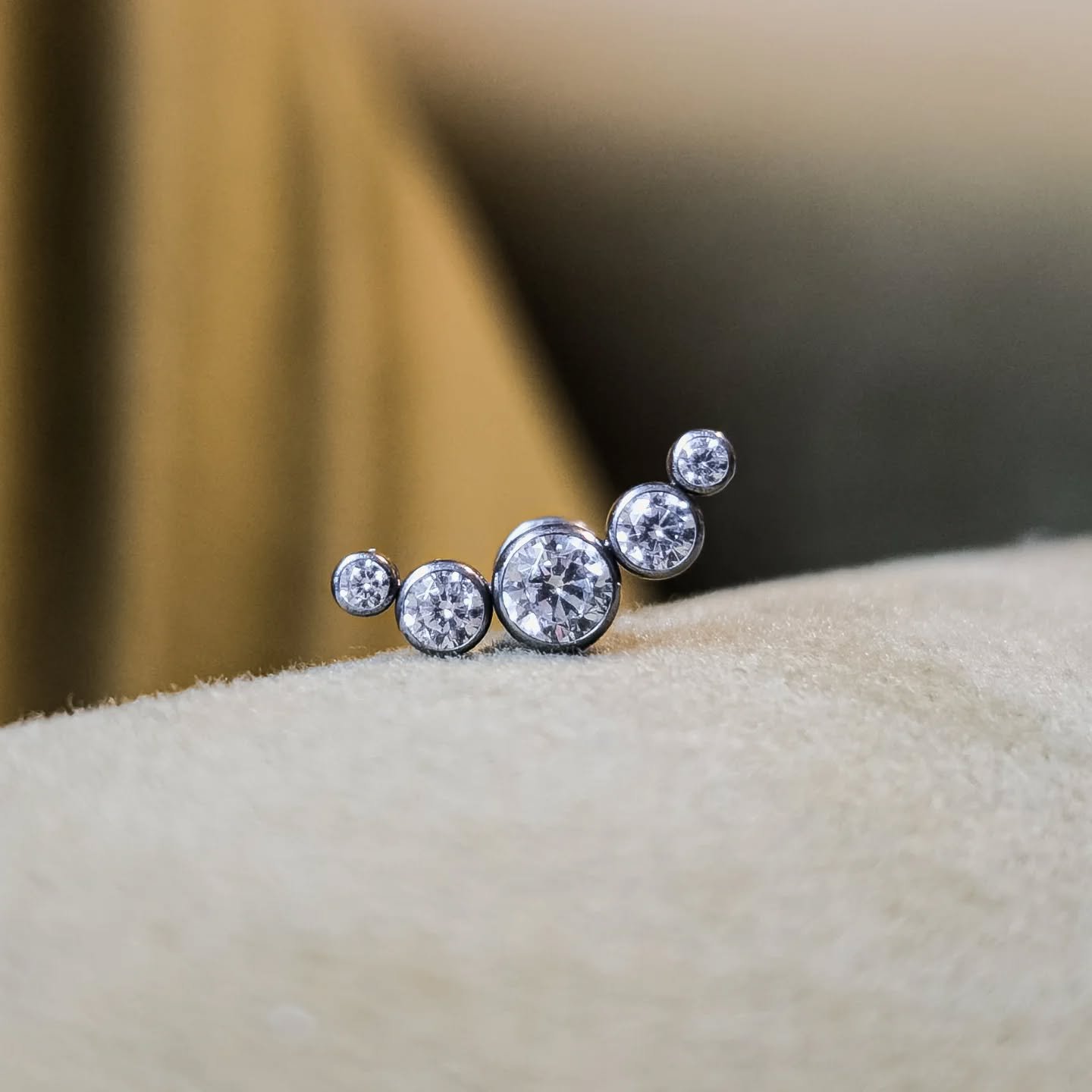 Just received this pretty jewellery for a jewellery change next week 😍😍 so shiny 

#piercing #helix #helixpiercing #piercingjewelry #goldjewelry #opalfanatic #curatedear #earinspo #earcuration #earpiercings #daithpiercing #helixpiercing #conchpierc