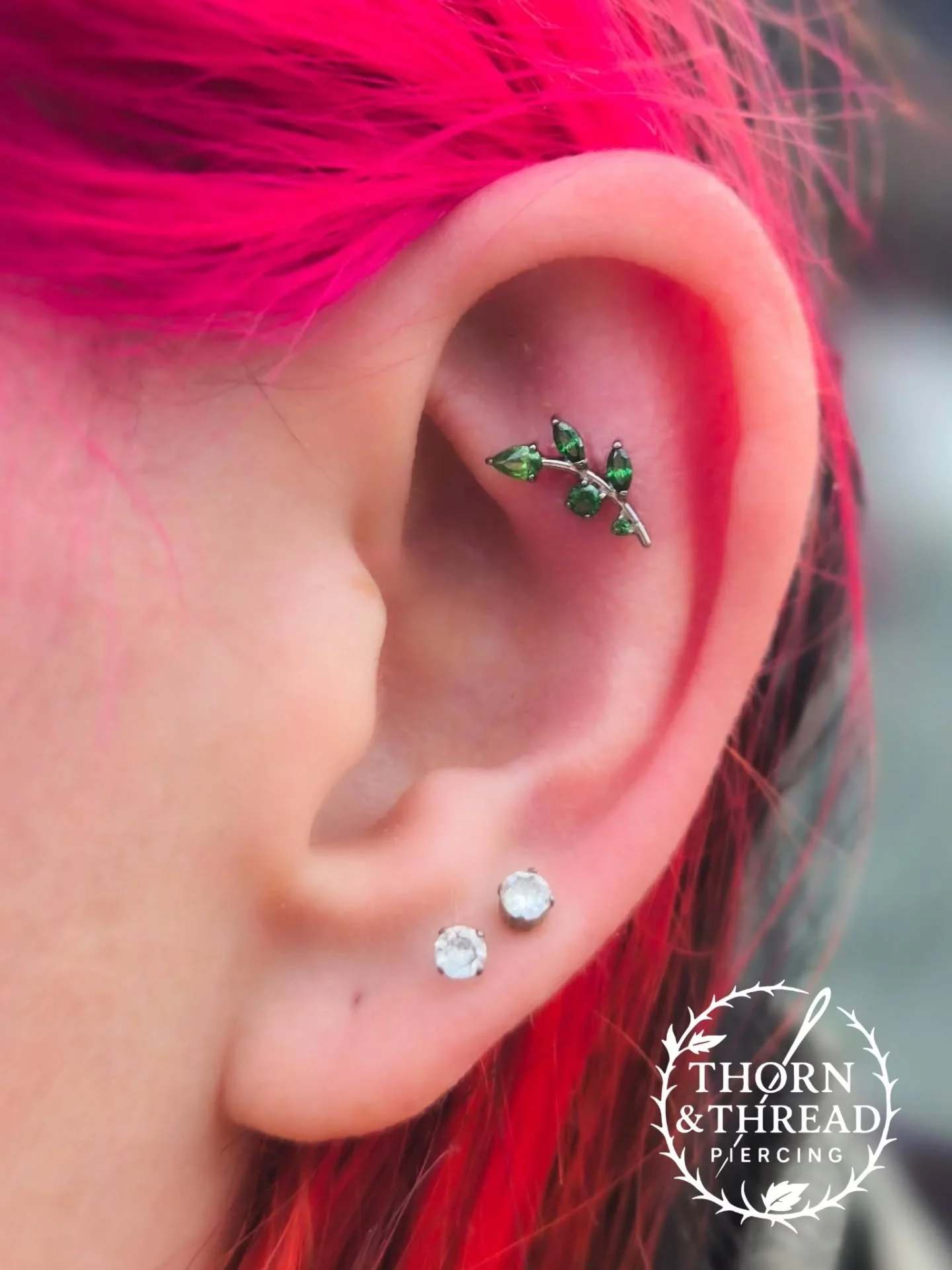 We adding this leaf to a healed piercing 🍃 

@realarttattoo 

#leaf #piercing #flatpiercing ##jewellery