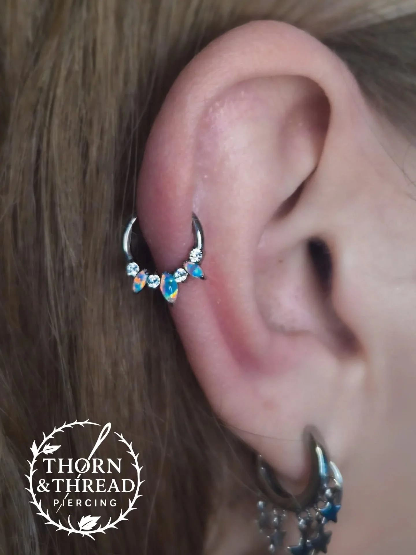 Ring added to a healed peircing 🖤🖤🖤 

@realarttattoo 

#piercings #helixpiercing #helix #opaldrawing