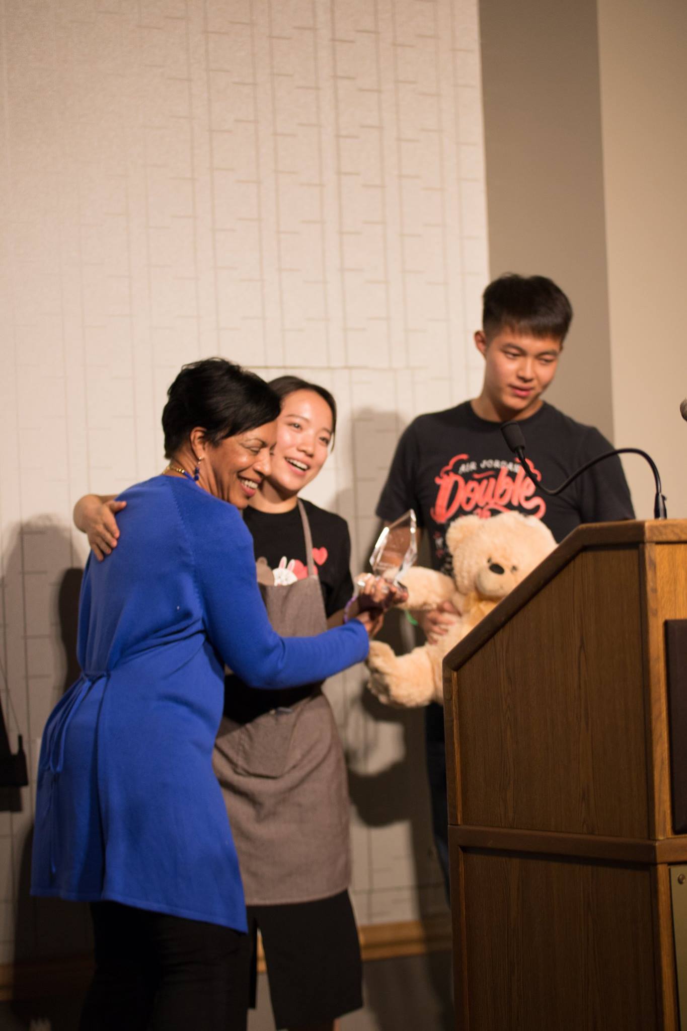 Jacqueline Caldwell awarding China with best parade award.