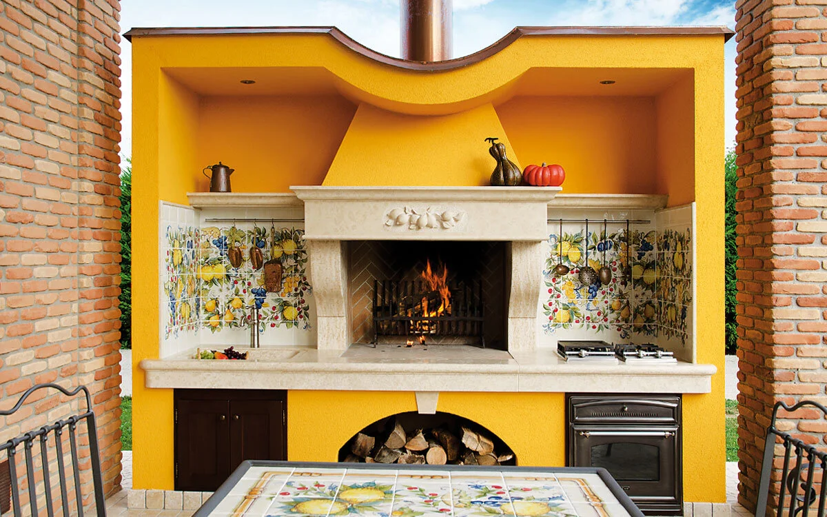 1026926192cucina-da-esterno-su-misura.-composizione_-camino-centrale-con-cornice-in-marmo-decorato,-lavello-e-piani-in-marmo,-fuochi-a-gas,-forno-elettrico-e-maioliche-bis-gover-srl.jpg