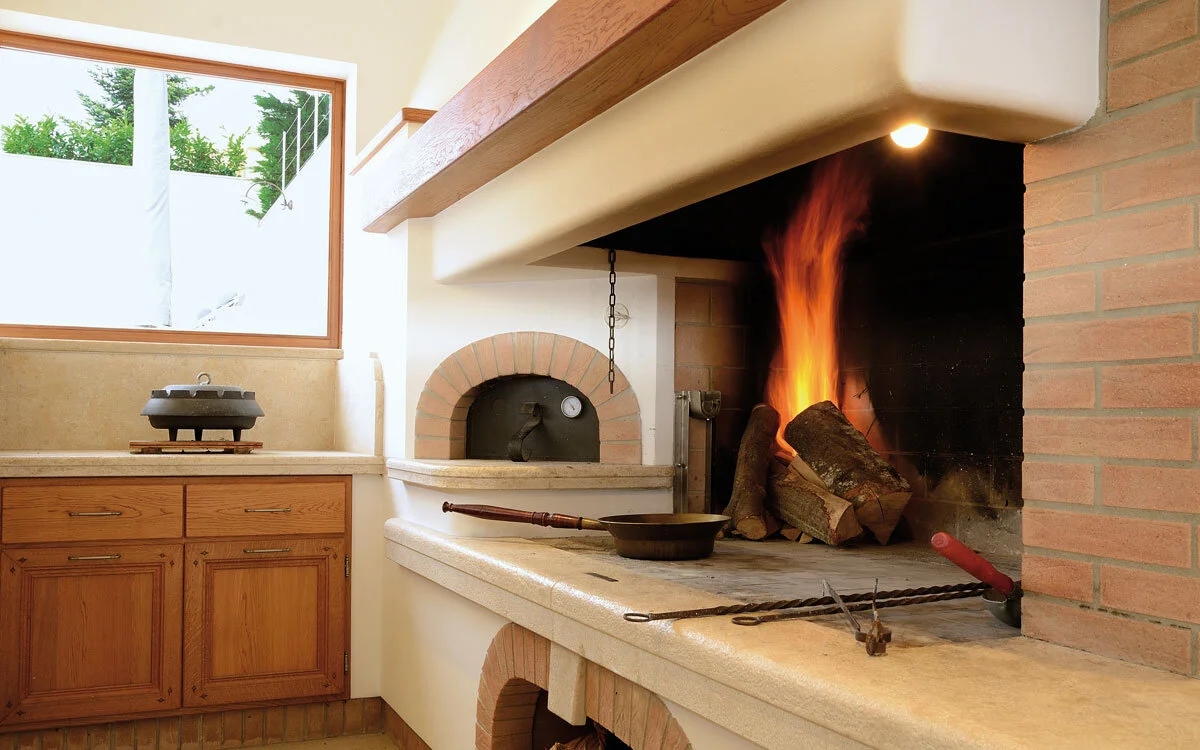 particolare-camino-e-forno-in-cucina-da-esterno-su-misura-bis-gover-srl.jpg