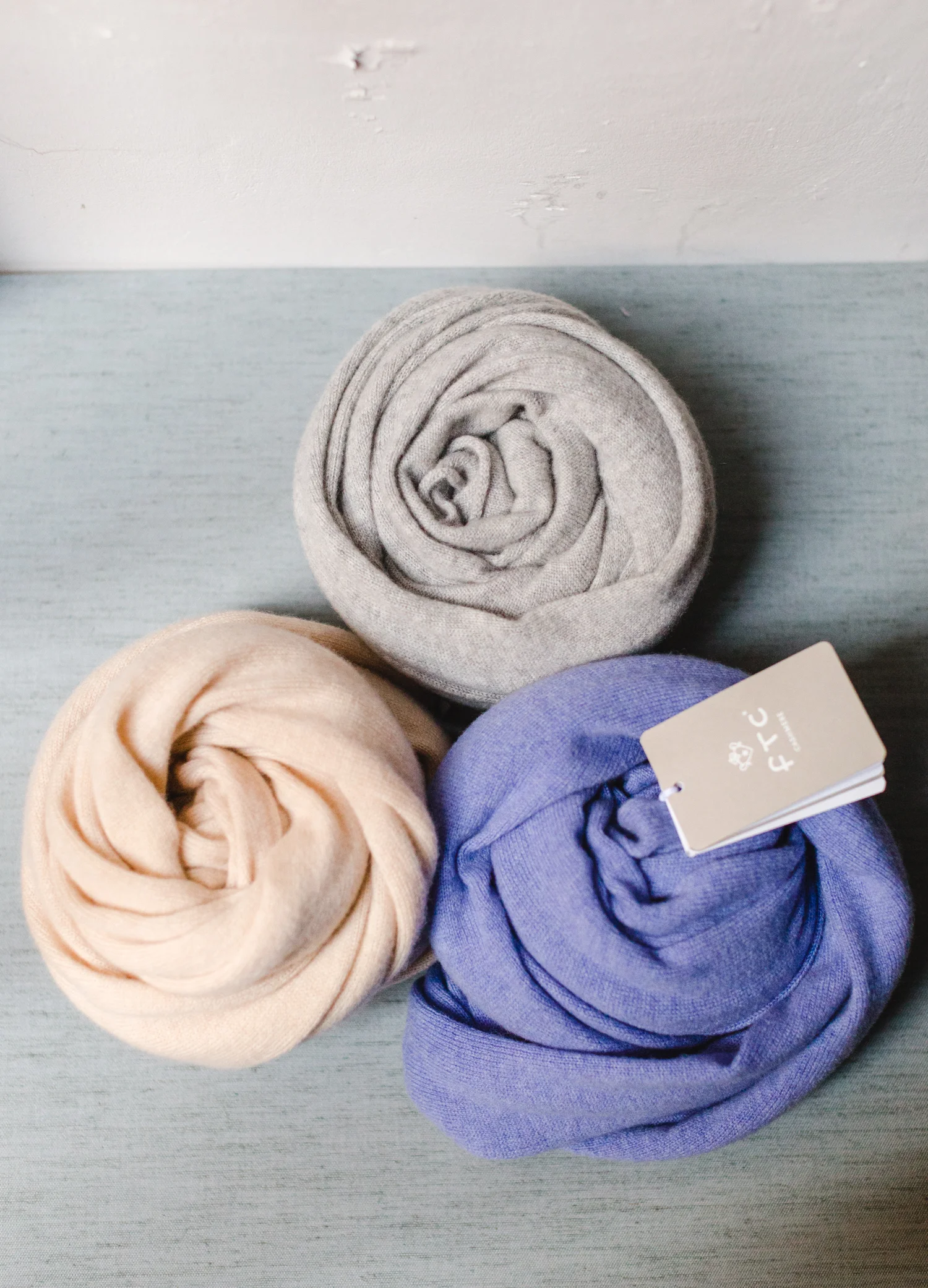 CASHMERE SCHALS VON FTC / Kontatto IN DER BOUTIQUE 8. AUF ANFRAGE ERHÄLTLICH