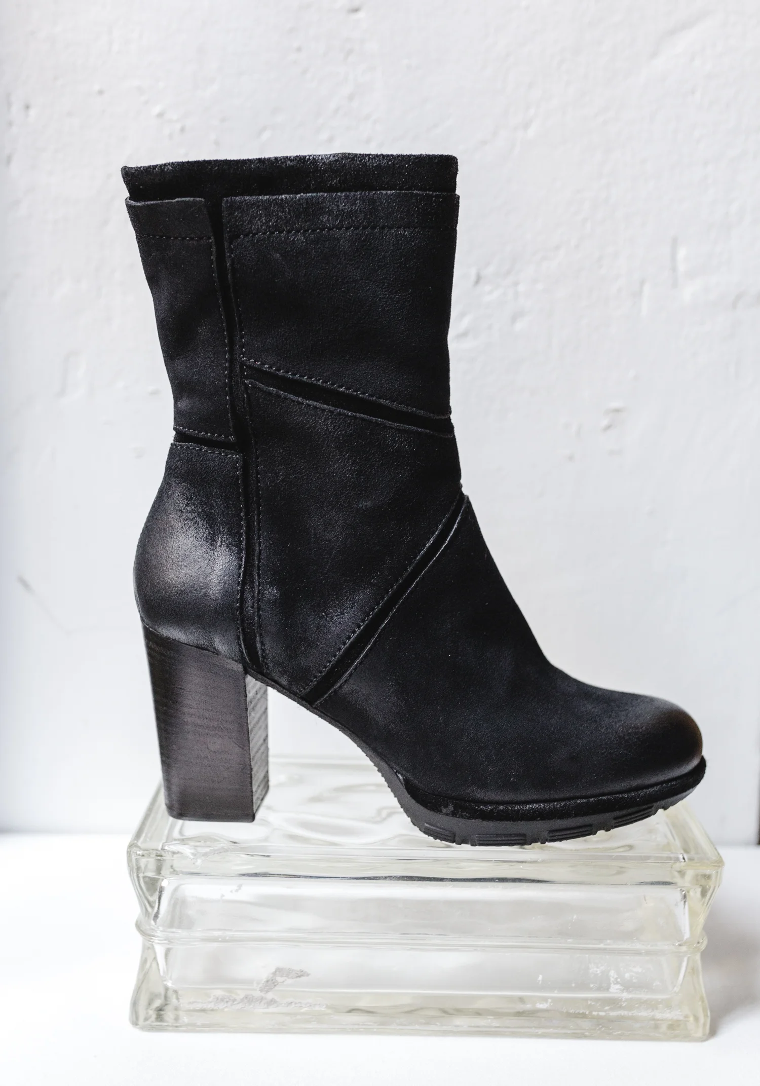 LEDER-STIEFELETTEN VON MJUS IN DER BOUTIQUE 8. AUF ANFRAGE ERHÄLTLICH