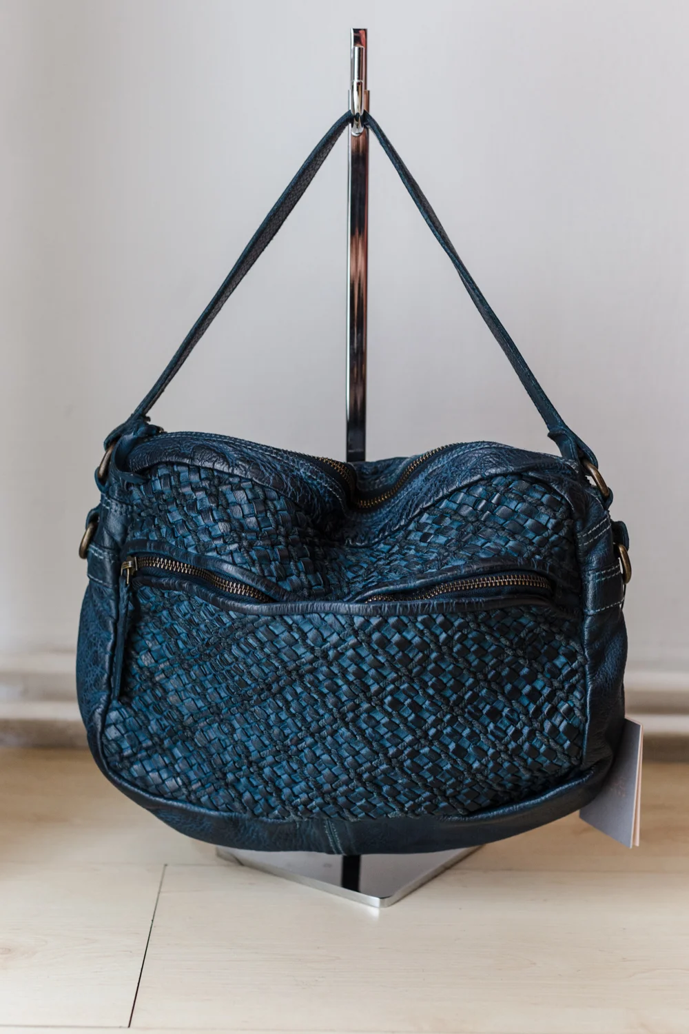 LEDERTASCHE VON Unmade copenhagen IN DER BOUTIQUE 8./7. AUF ANFRAGE ERHÄLTLICH