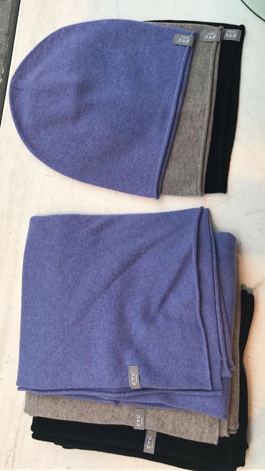 Cashmere schal VON FTC IN DER BOUTIQUE 8. AUF ANFRAGE ERHÄLTLICH