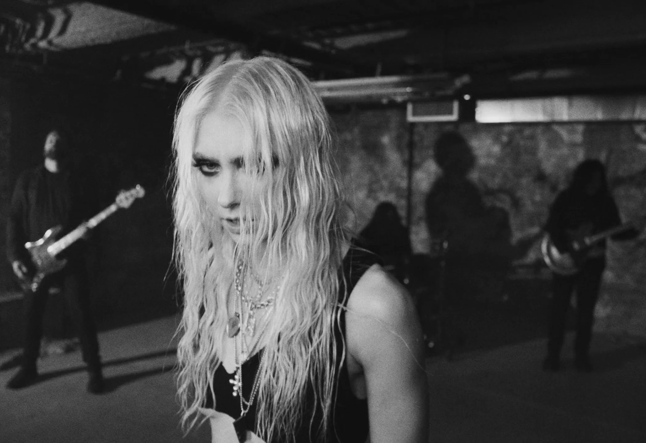 VS--ThePrettyReckless-LifeEvermoreIIForIAmDeath-1’01”.jpg
