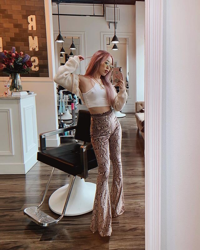 Wish my legs were as long as this without platform boots 😩🥺 #shortyproblems Aaaand crossing my fingers IG won&rsquo;t delete these pics 😜🤭🙈 -
#mirrorootd #mirrorselfies #babesofmissguided #nastygalsdoitbetter #snakeprintpants #pinkhairedgirl #鏡越