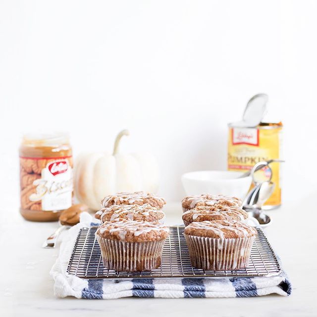 I&rsquo;ve finally embraced pumpkin (3 days before Halloween is probably about time) with these Biscoff Cream Cheese Muffins! #biscoffisbae Recipe up on the blog 💁🏻