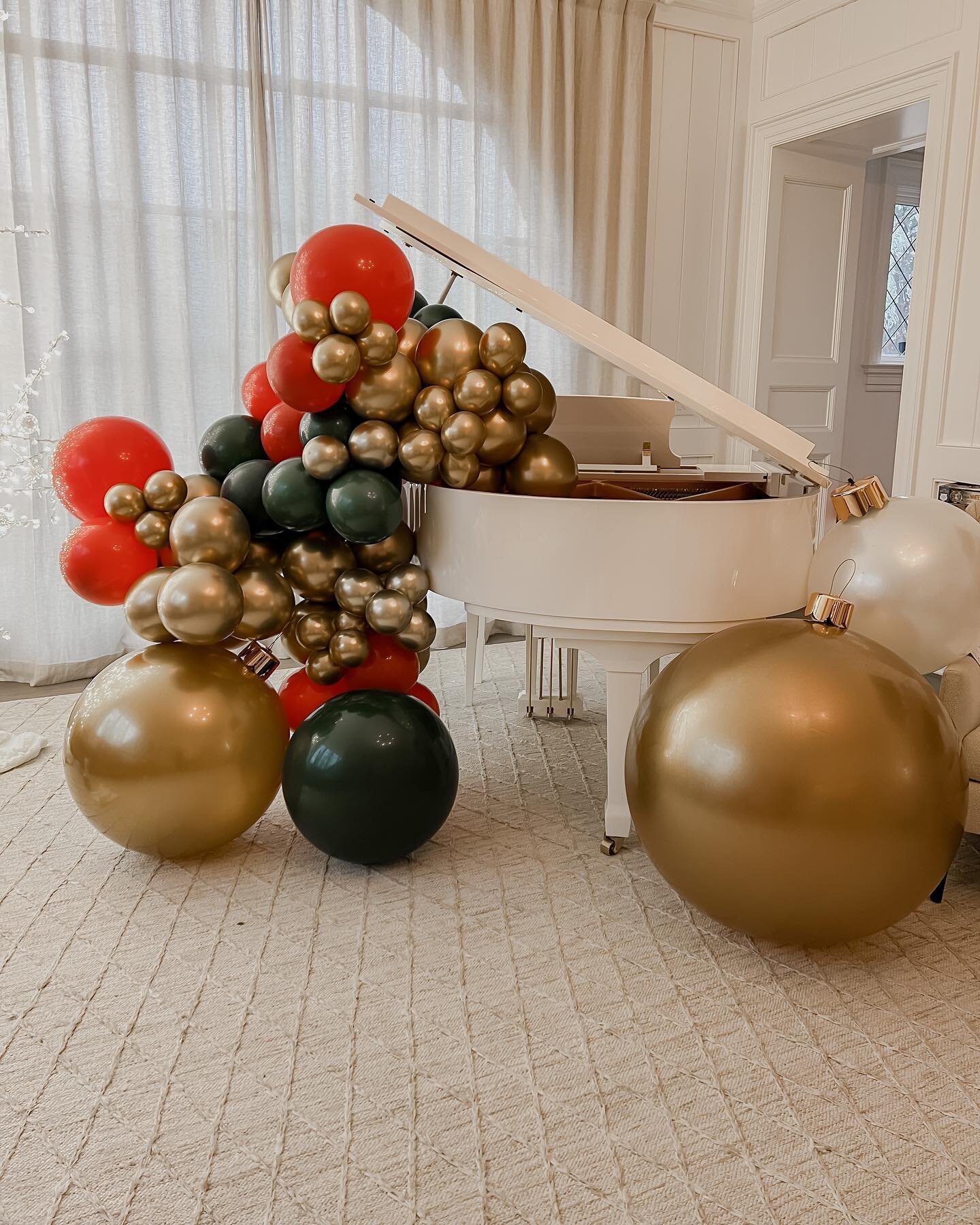 How do you take a grand piano and make it even more grand? Add balloons, of course! 

#balloongarland #christmasballoongarland #christmasparty #christmaspartydecor