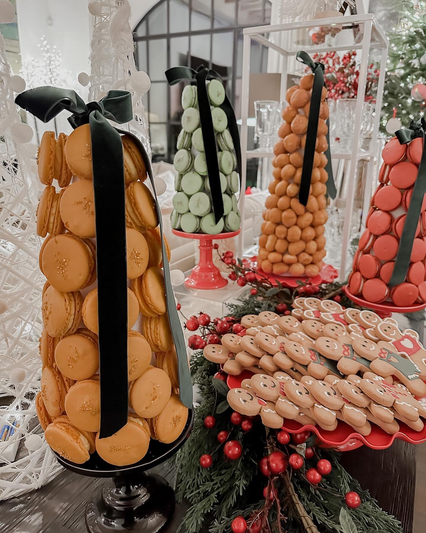 Tis the season for all the sweet things! Macarons are always merrier when they&rsquo;re shaped like a Christmas tree, and we are loving all the details from last night&rsquo;s swanky soiree!
#christmasparty #macarontree #desserttable #christmasdesser