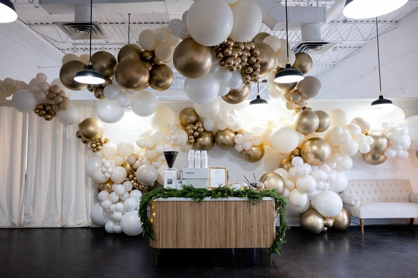 Happy Christmas Eve Eve! Hope you&rsquo;re staying warm out there and enjoying all the warm beverages!

Photo: @saradharper 
Balloons: @sweetwoodcreativeco 
Coffee: @getfrothyatl