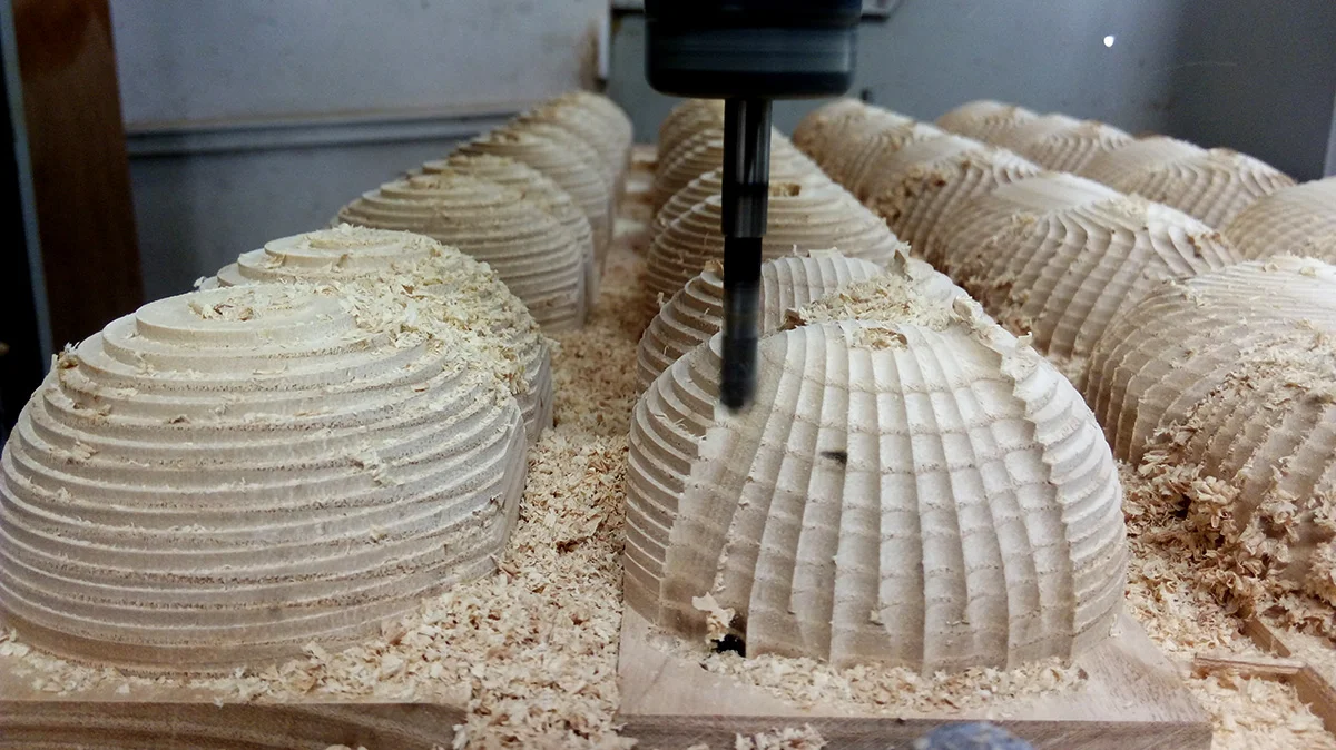 The design of the original 3D model was identical and smooth, with no textures applied. The textures are the outcome of different paths and movements of the robot. This way, we were able to create vary textures and a different character for each final model whose originally the same. In addition, this method of production shorten the working time and made manufacturing process more efficient.