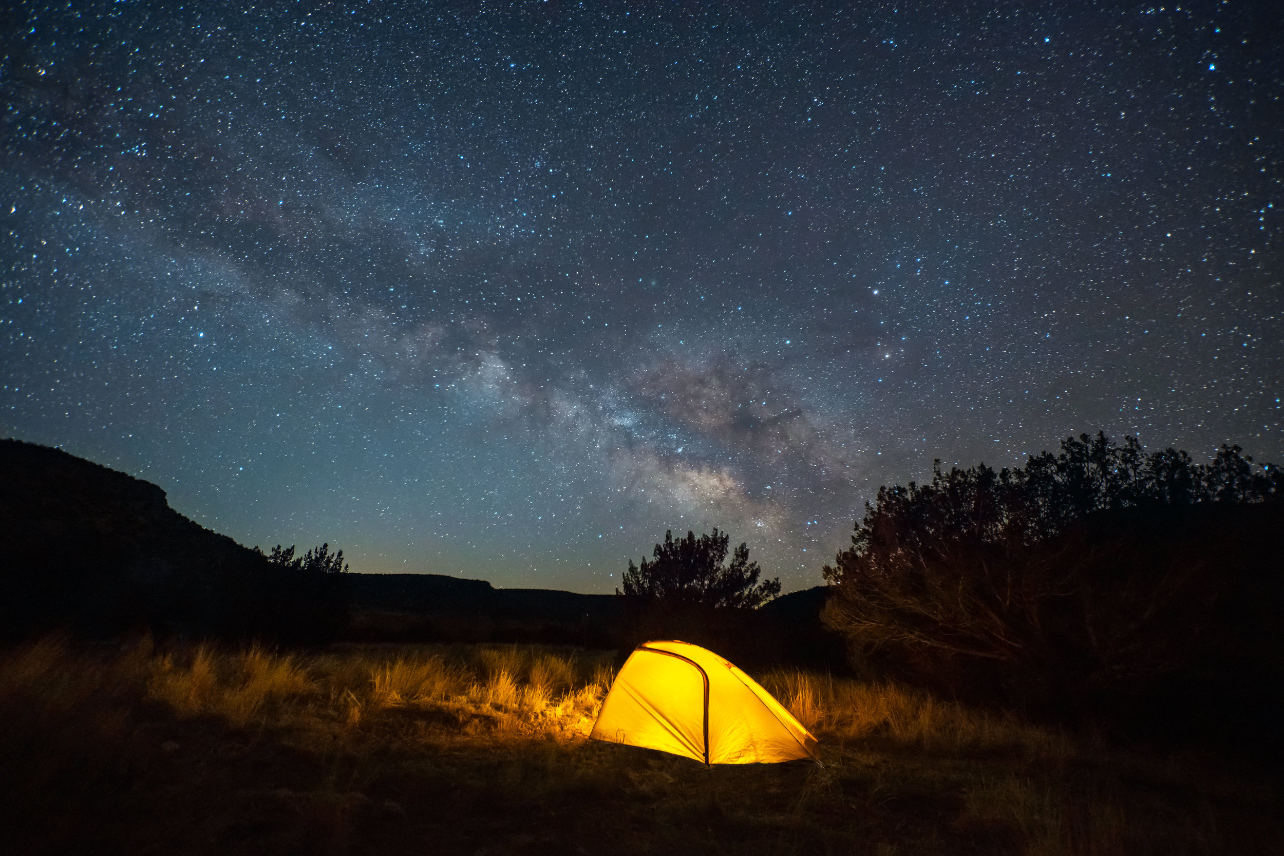 Sky camp. Палатка ночью. Обои палатка ночью. Ночь в палатке с телескопом. Обои жёлтая палатка ночь.