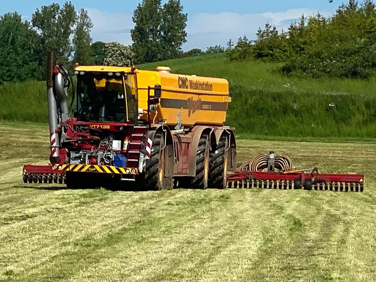 1 sl&aelig;t er godt igang og det betyder der skal noget n&aelig;ring ud til det kommende 2 sl&aelig;t👍💩 dette klare vi med 12 m gr&aelig;snedf&aelig;lder samt dogwalk og d&aelig;ktryksregulering 😎 #vredodanmark #cmcmaskinstation @vredodanmark