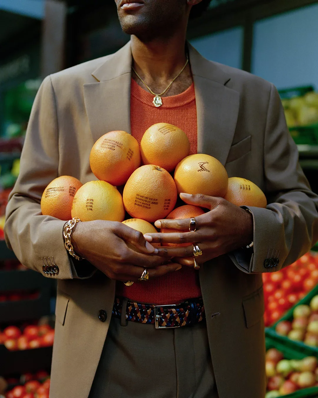 Hennessy-Social-Ingredients-GrapefruitsHands-Static_4x5.webp