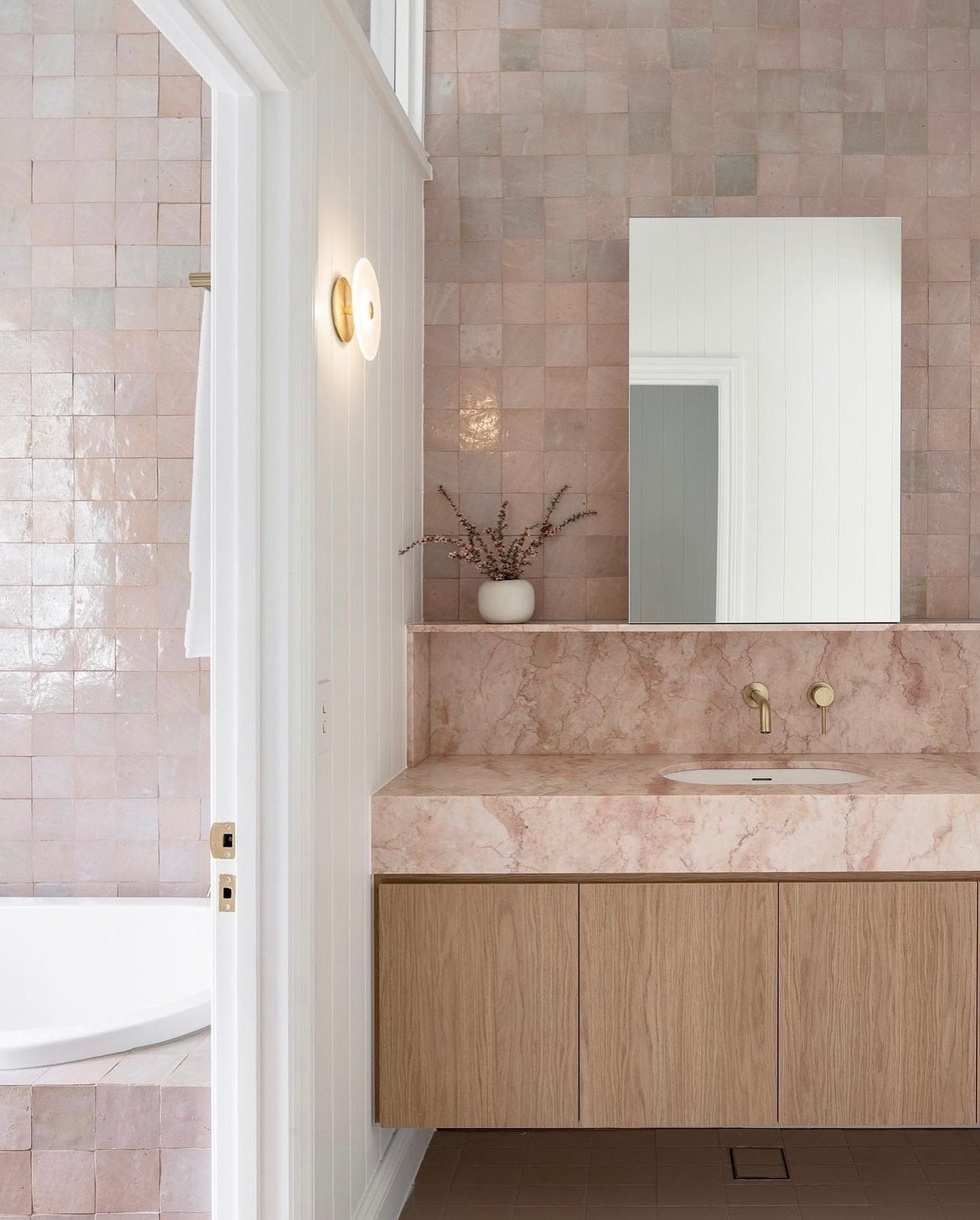 a warm and inviting bathroom on a rainy day. Beautifully captured by @tari.c.peterson for @abiinteriors and @abiinteriors_uk 

We love the way this image captured the glow of the @soktas wall light as it highlights the tones and textures of the zelli