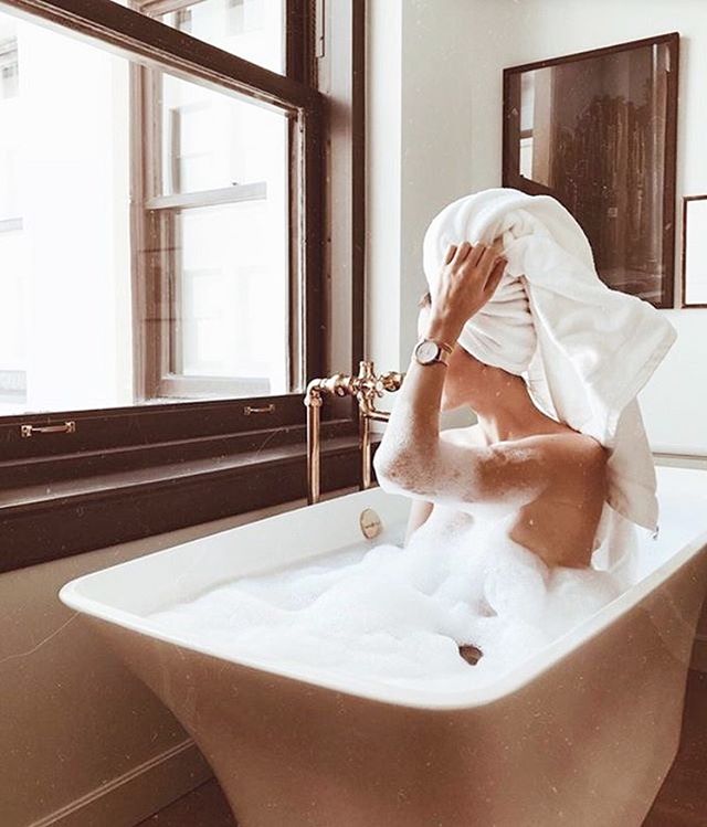 Happiness is a hot bath 🛀 on a Sunday evening.
.
Don&rsquo;t forget our new hours are starting tomorrow 🙌🏼 We're open Monday&rsquo;s and have late nights every Wednesday - Friday to ensure availability during the busy Christmas season! 💫🥂
.
Make