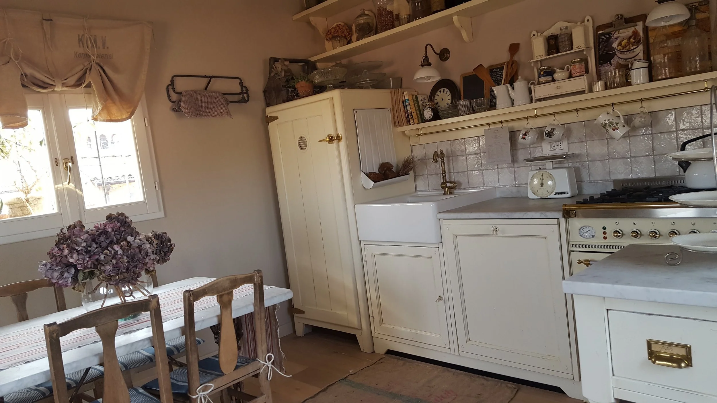 A cute farmhouse kitchen at the B&B Quartopiano