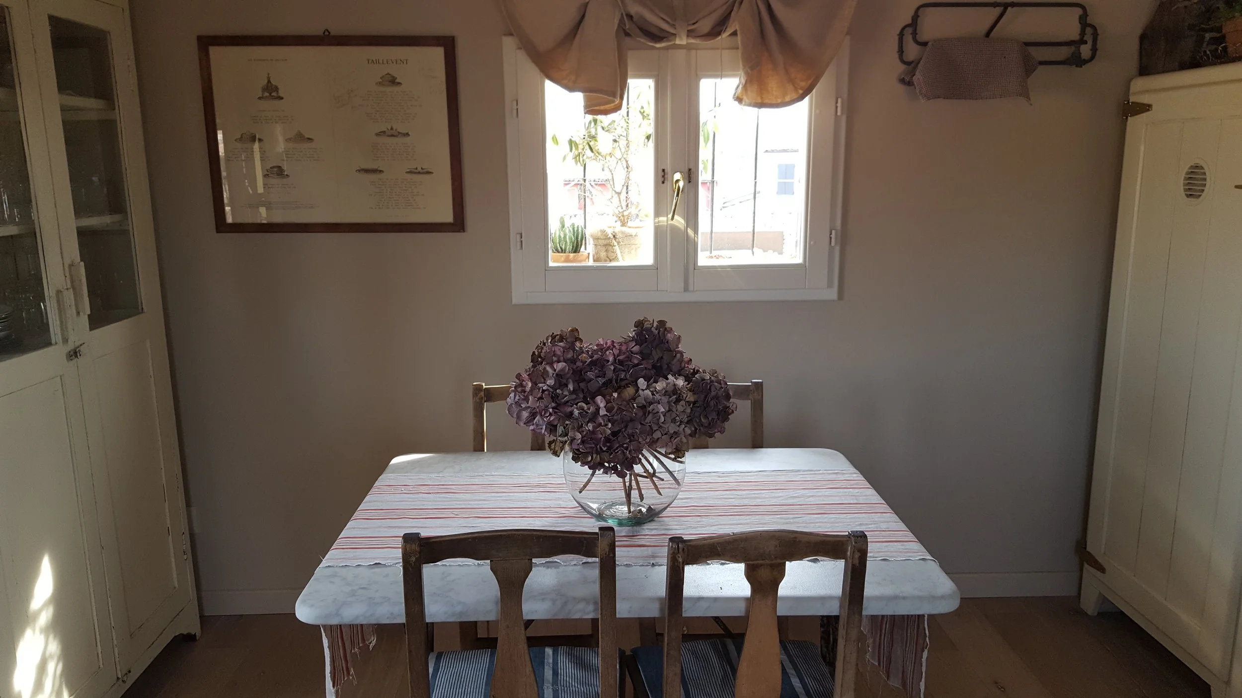 Lovely little dining table for breakfasts