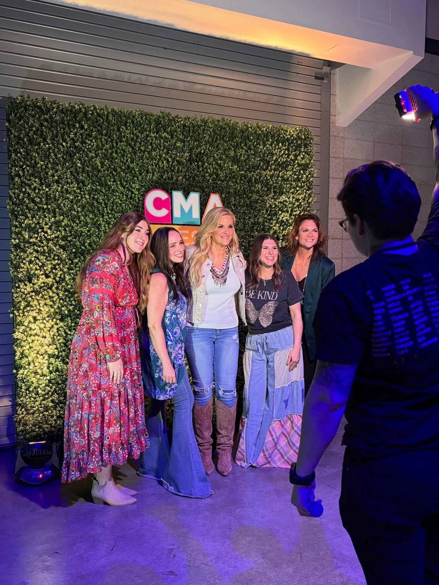 MAKAYLA LYNN x CMA FEST 2025 ✨

Makayla had the incredible honor of performing alongside Trisha Yearwood and this stellar lineup of co-writers for Trisha&rsquo;s upcoming album. &ldquo;The Mirror&rdquo; is the first album of songs fully co-written an