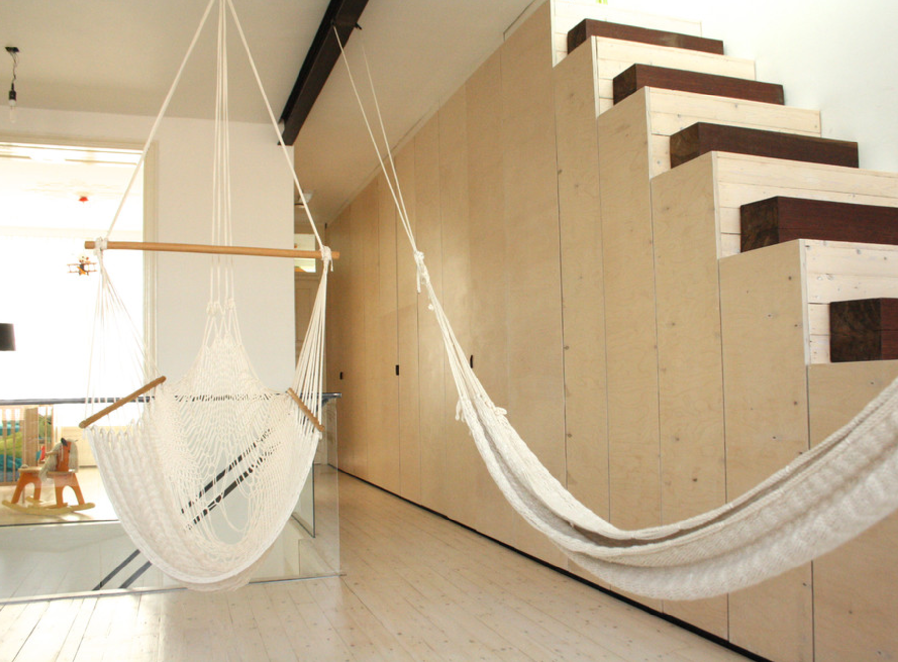 Cómo aprovechar la escalera y ganar closets en casa