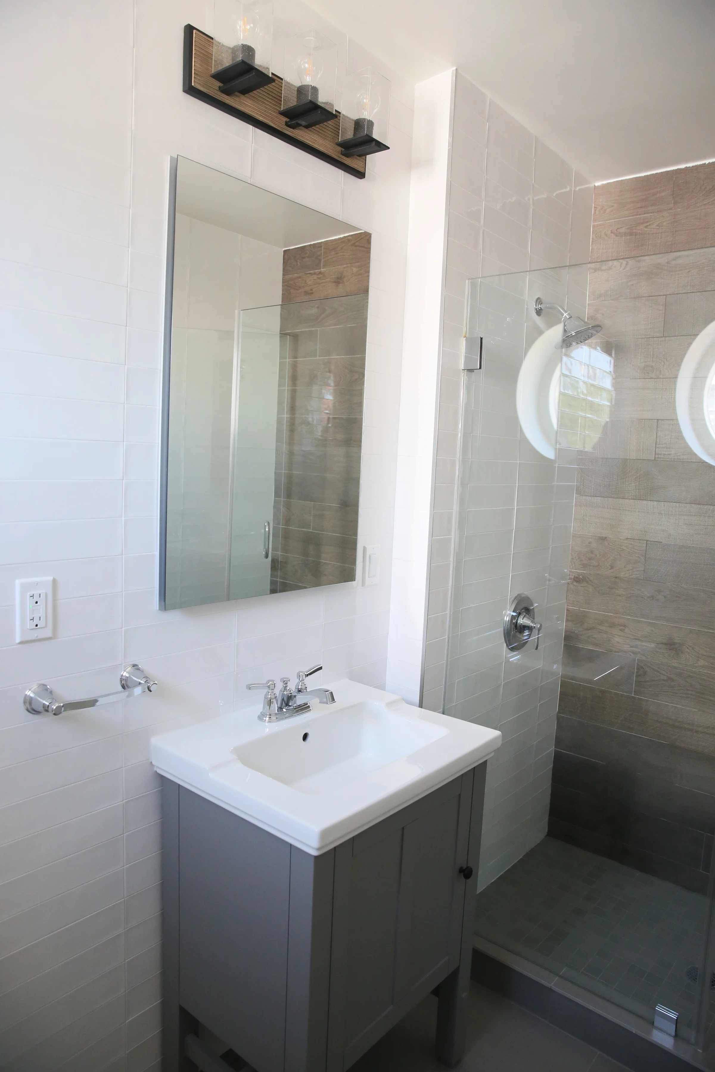 11 Bathroom.jpg