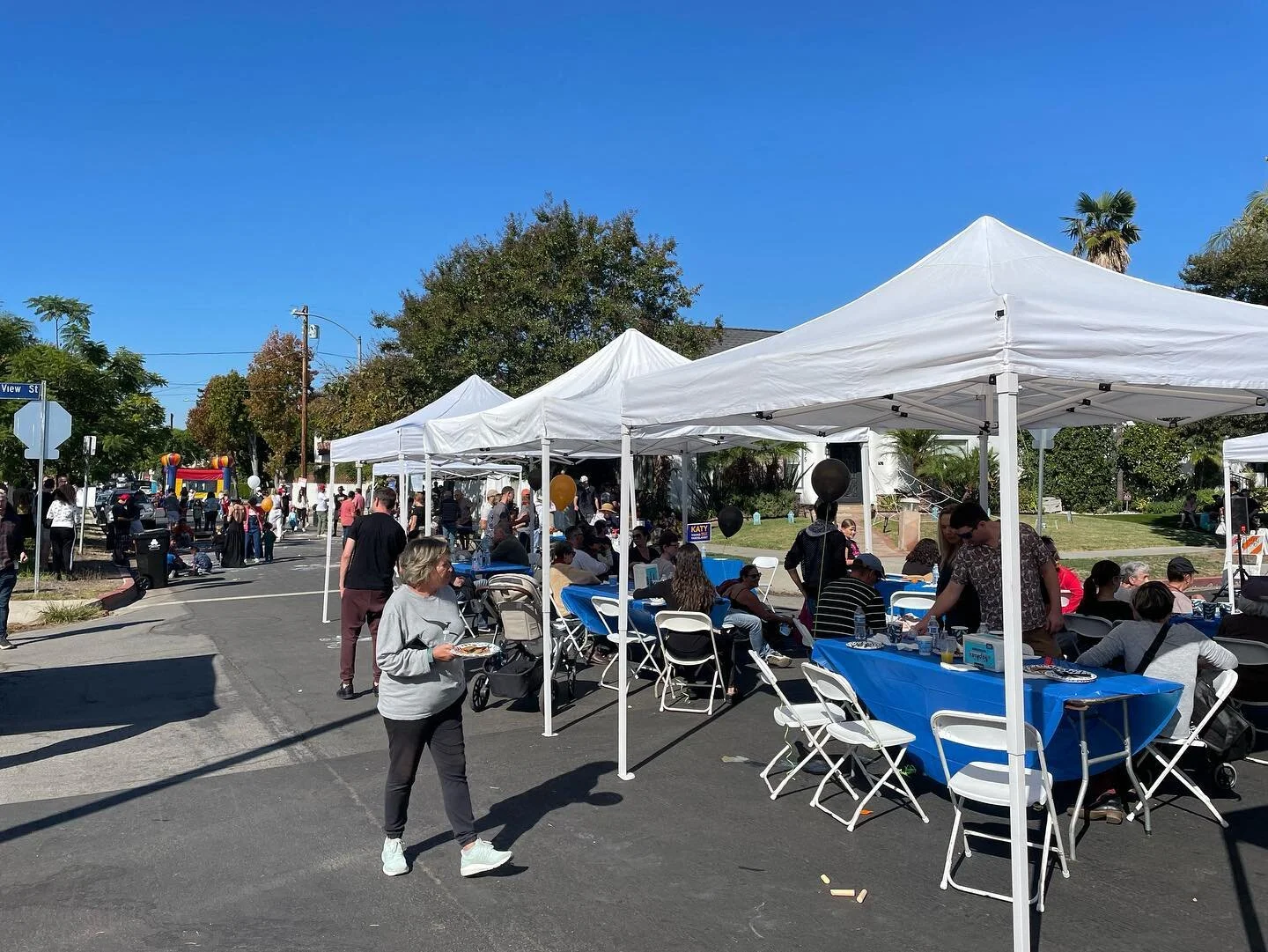 A week late but pictures from the #carthaysquare #blockparty deserve posting. We had 450 neighbors attend and served 350 pancakes with tons of fruit and juice. Kids created art, had painted faces, and bounced to their hearts&rsquo; content! CSNA raff