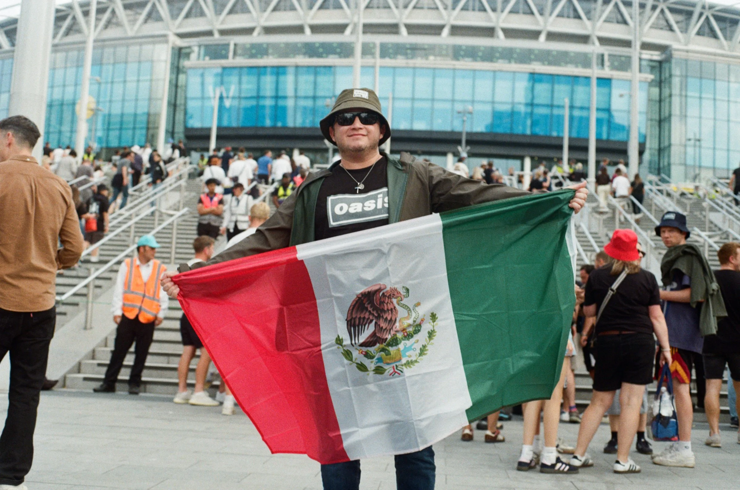 OASIS FANS_JULY-AUGUST_WEMBLEY_LONDON_LR-8.JPG