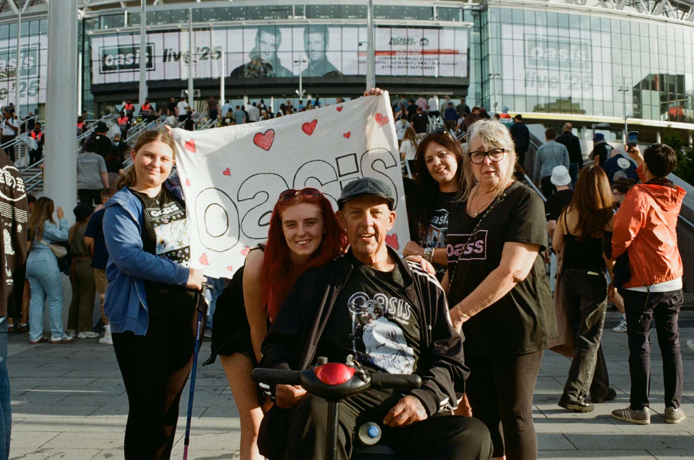 OASIS FANS_JULY-AUGUST_WEMBLEY_LONDON_LR-101.JPG