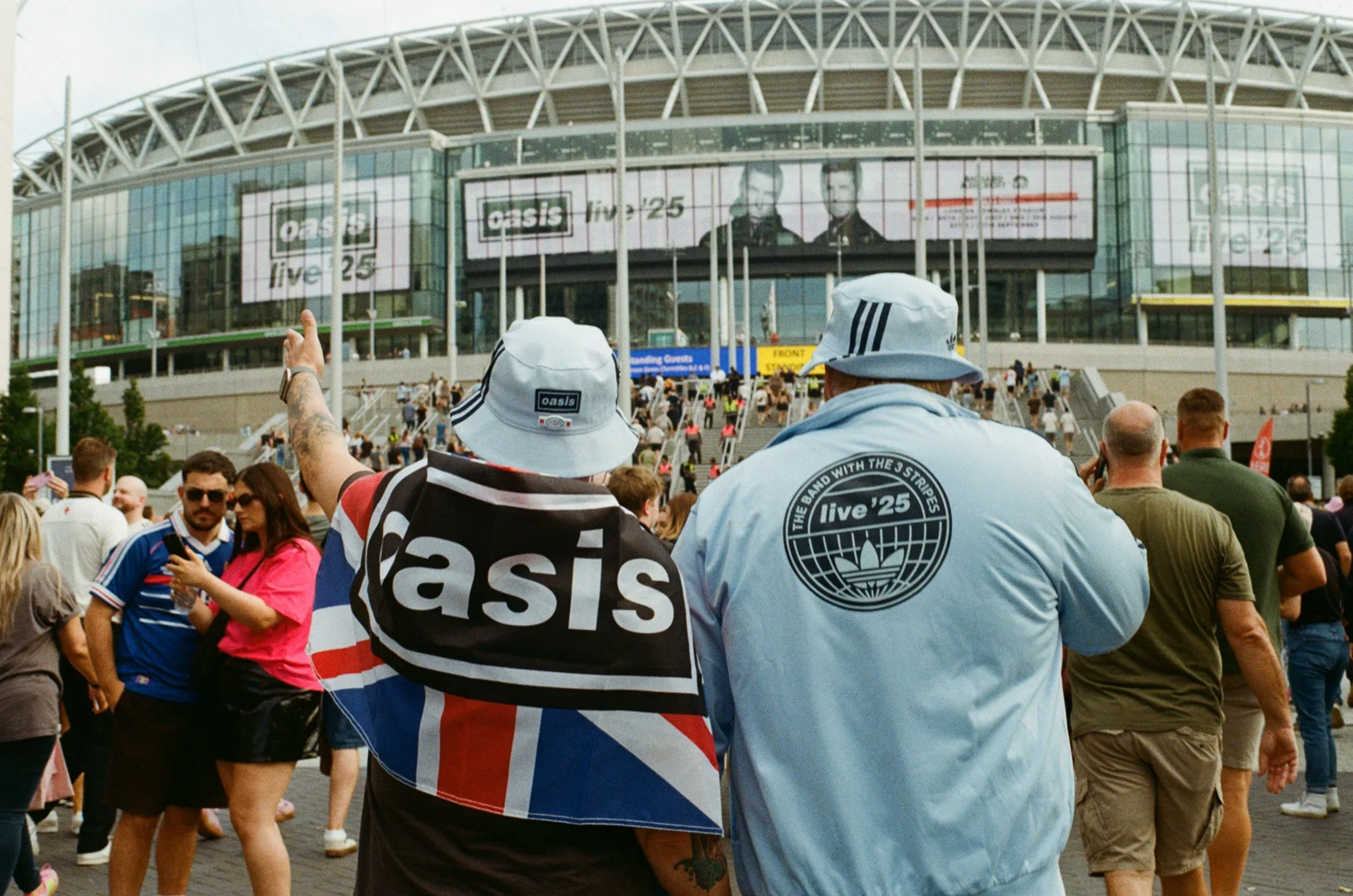 OASIS+FANS_JULY-AUGUST_WEMBLEY_LONDON_LR-9.JPG.webp