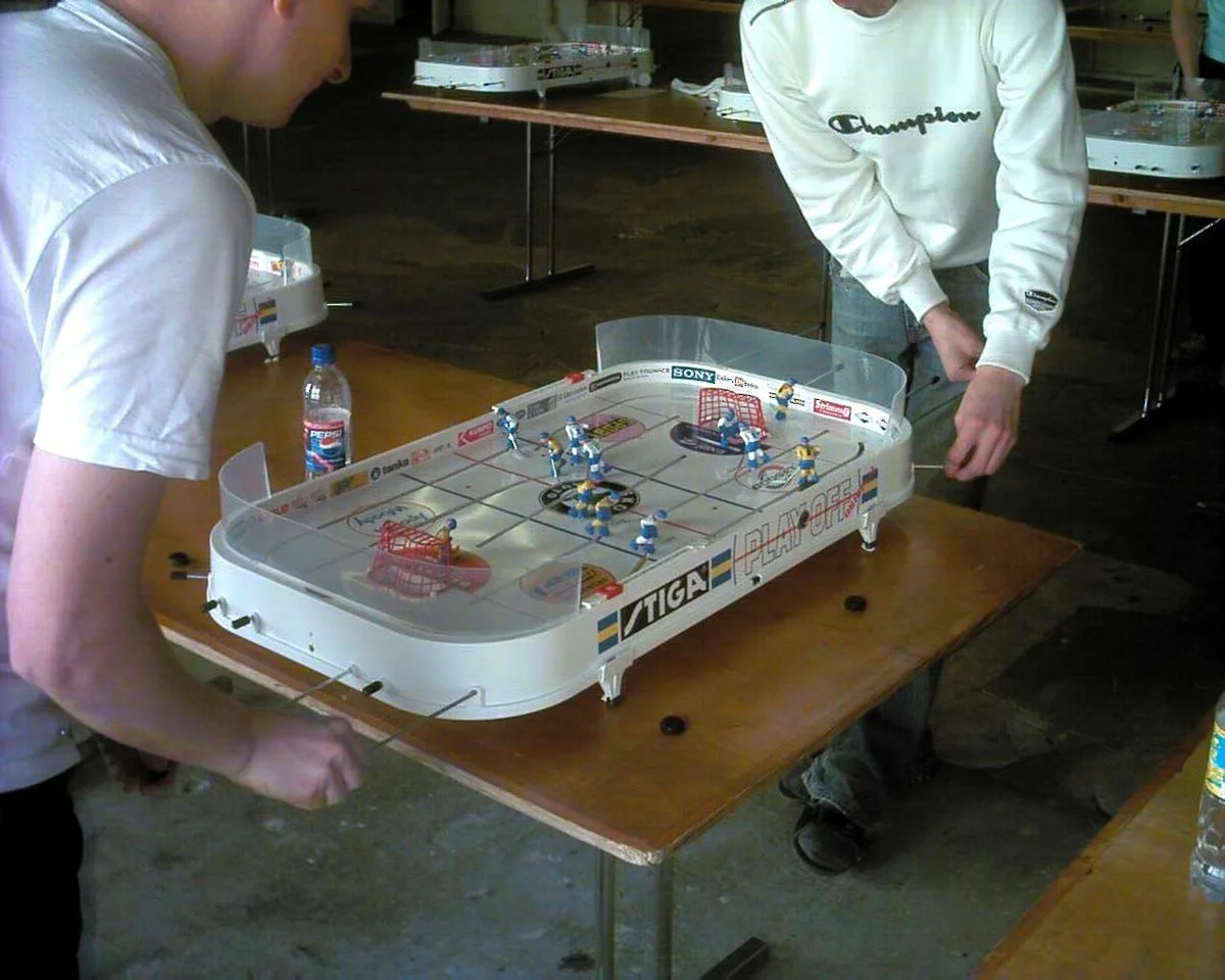 1200px-Table_hockey_playing.JPG