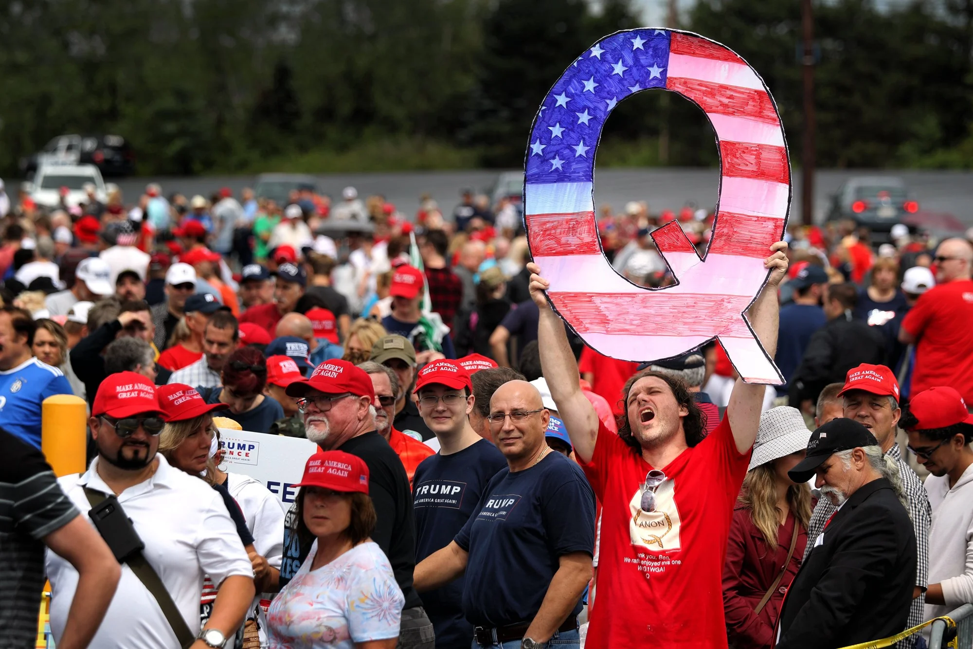 "Q"&nbsp;is the only sign at this Trump rally spelled correctly.