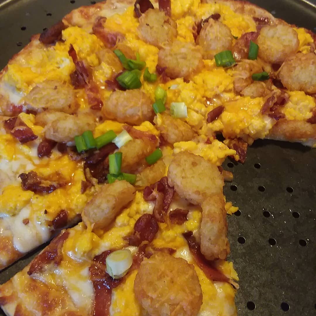 Back experimenting in the kitchen. I introduce to you, breakfast pizza.