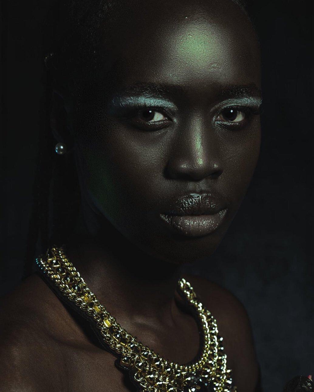 Molten
&bull;
Photographer: @reginawamba 
Makeup: @misslauraduvall 
Model: @balangnyal 
&bull;
#photography #beauty #makeup #makeupartist #lauraduvallmakeupartistry #makeupinspo 
@patmcgrathreal #metallic #glow @gleam_melaniemills 
#foundation @facea