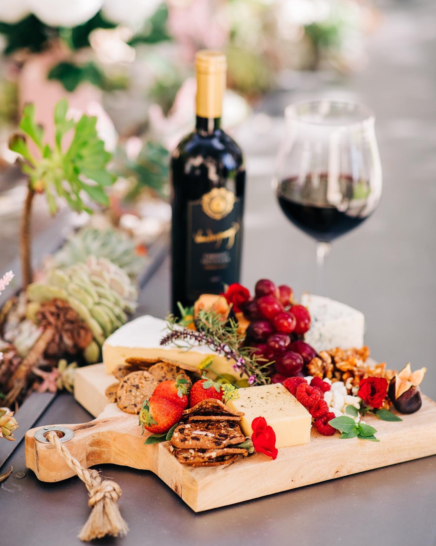 Love creating sumptuous cheese boards to pair with our delicious @vanderpumpwines Cabernet! 😍 Have you guys checked out @veryvanderpump for some of my and @lisavanderpump &lsquo;s recipes yet? 📸 by @betsnewman