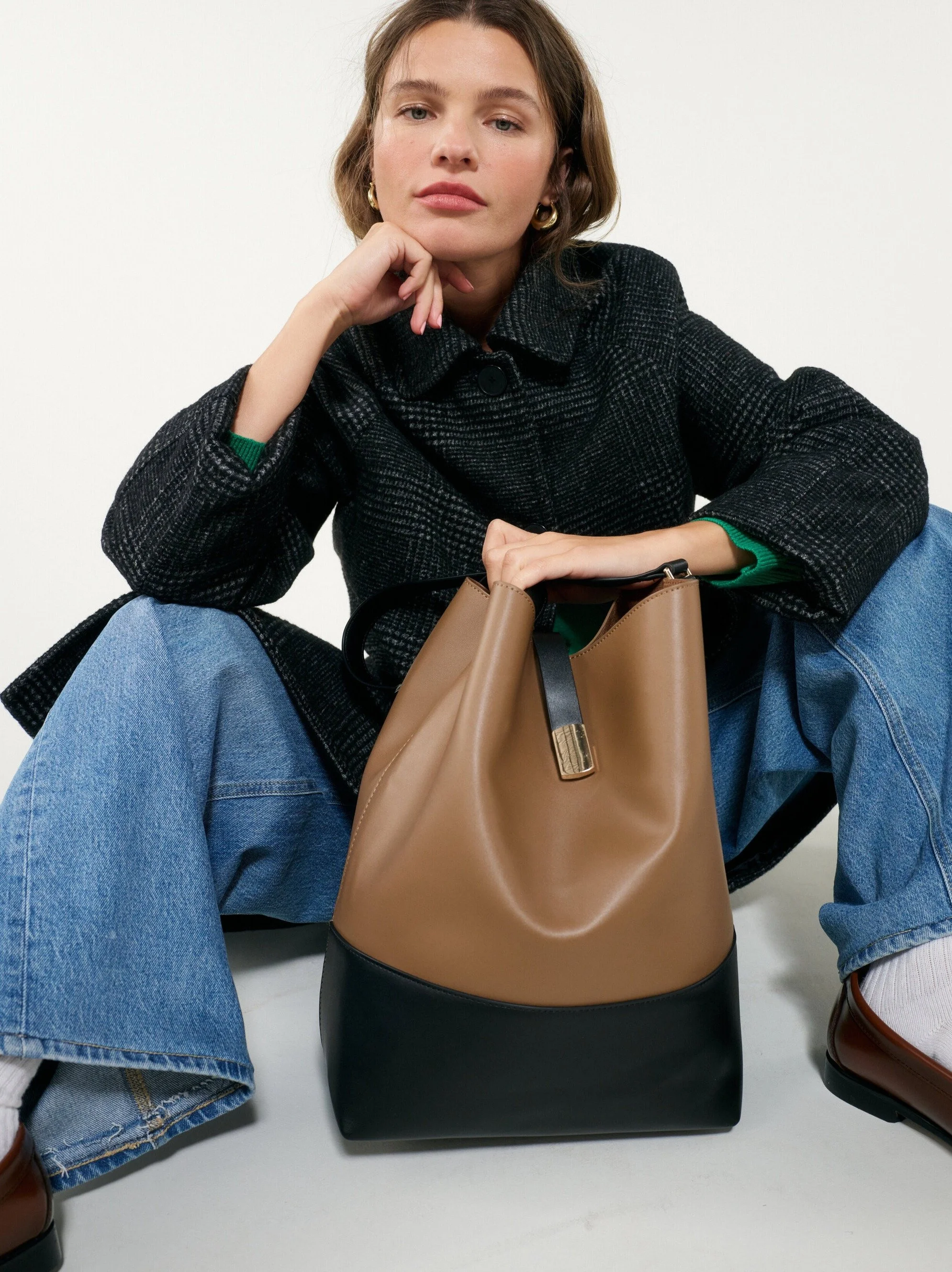 25FAL_M7852_S07184__PreppyBagFocus__W_01_OF_0163.jpg