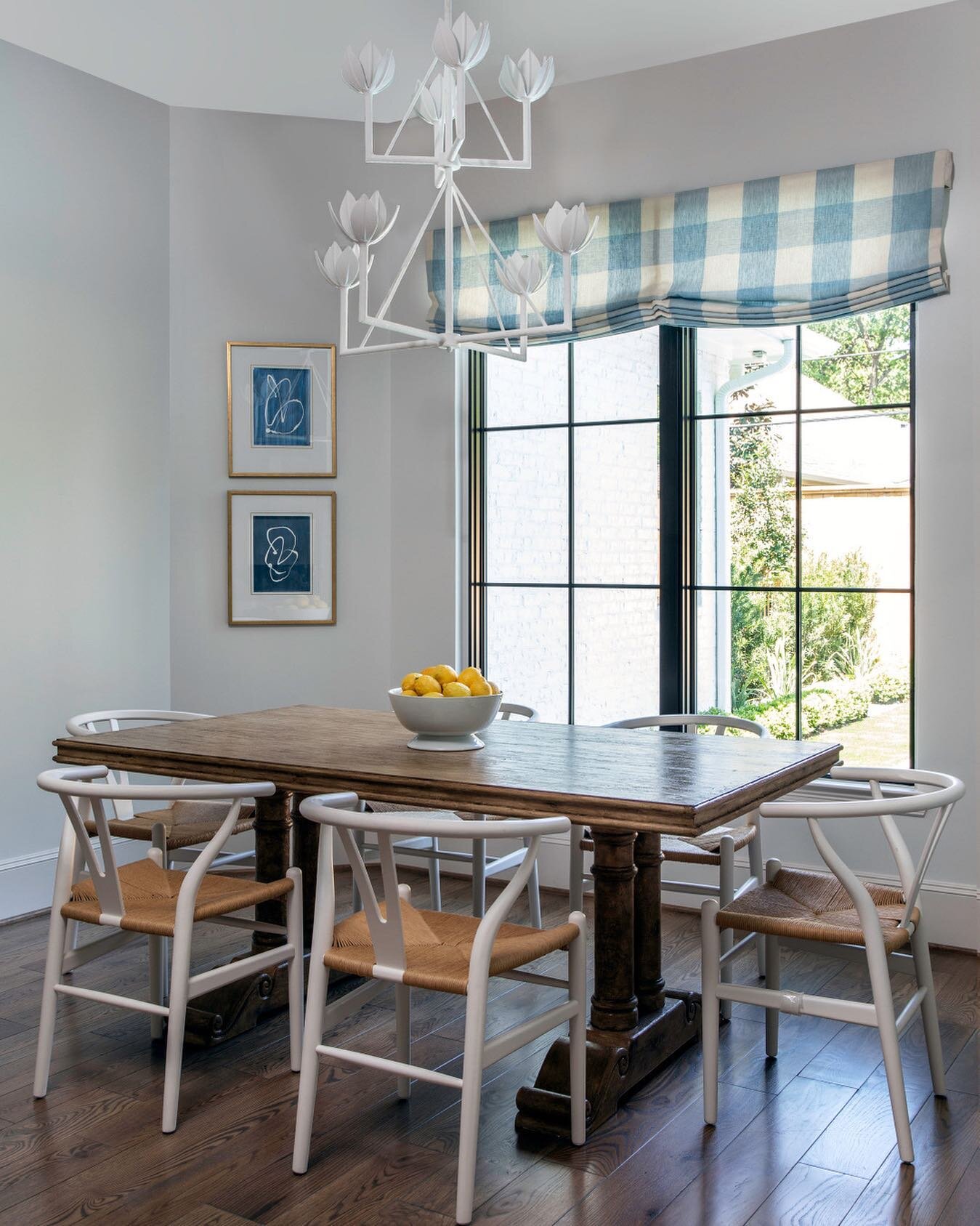 &ldquo;Everything good, everything magical happens between the months of June and August&rdquo; - Jenny Han #hellosummer ☀️☀️☀️ Photo: @kerrykirkphoto styling: @curiousdetails #shannoncraindesign #blueandwhite #breakfastnook #houstondesigner #houston