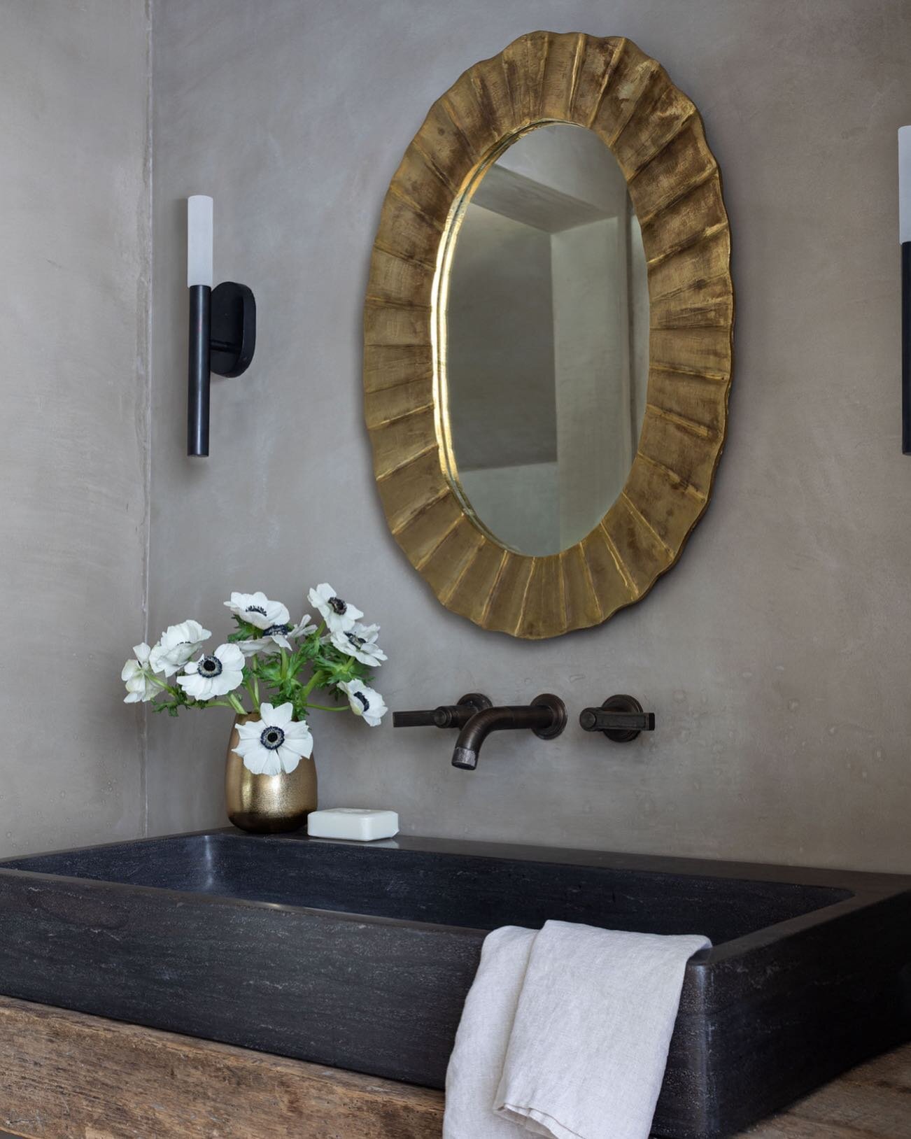 This powder bath is a mood and I am here for it. Happy Thursday! 🖤✨builder: @davidjames_custombuilder photo: @kerrykirkphoto styling: @curiousdetails #shannoncraindesign #powderroom #powderbath