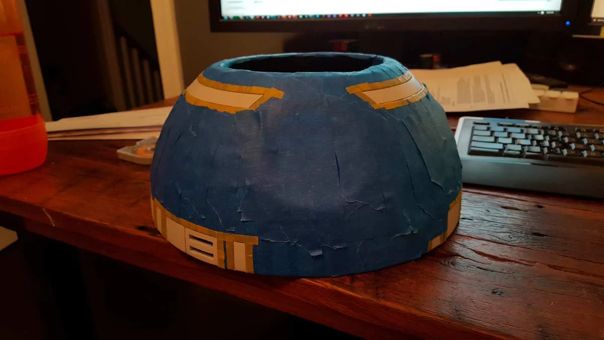 I used two types of type to mask it off. A Tamiya modelling tape for the actual edge, then some standard blue painters tape for the rest. 
