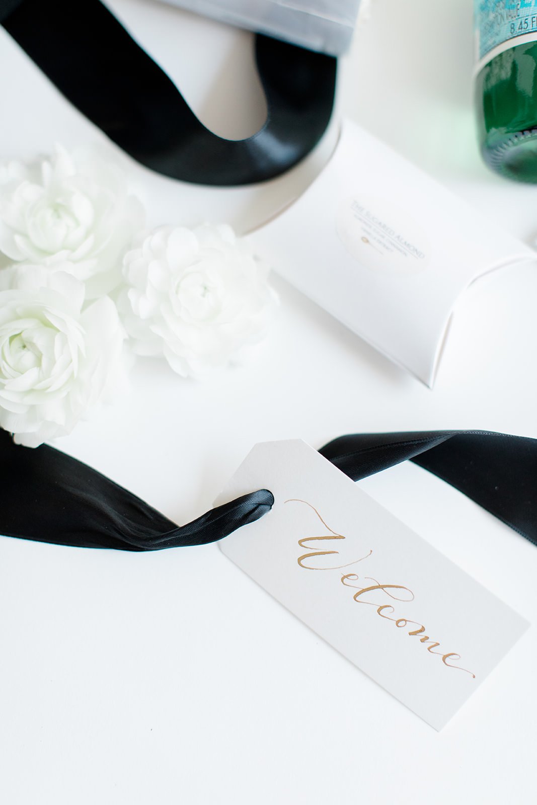 calligraphy welcome tag on wedding guests welcome gift