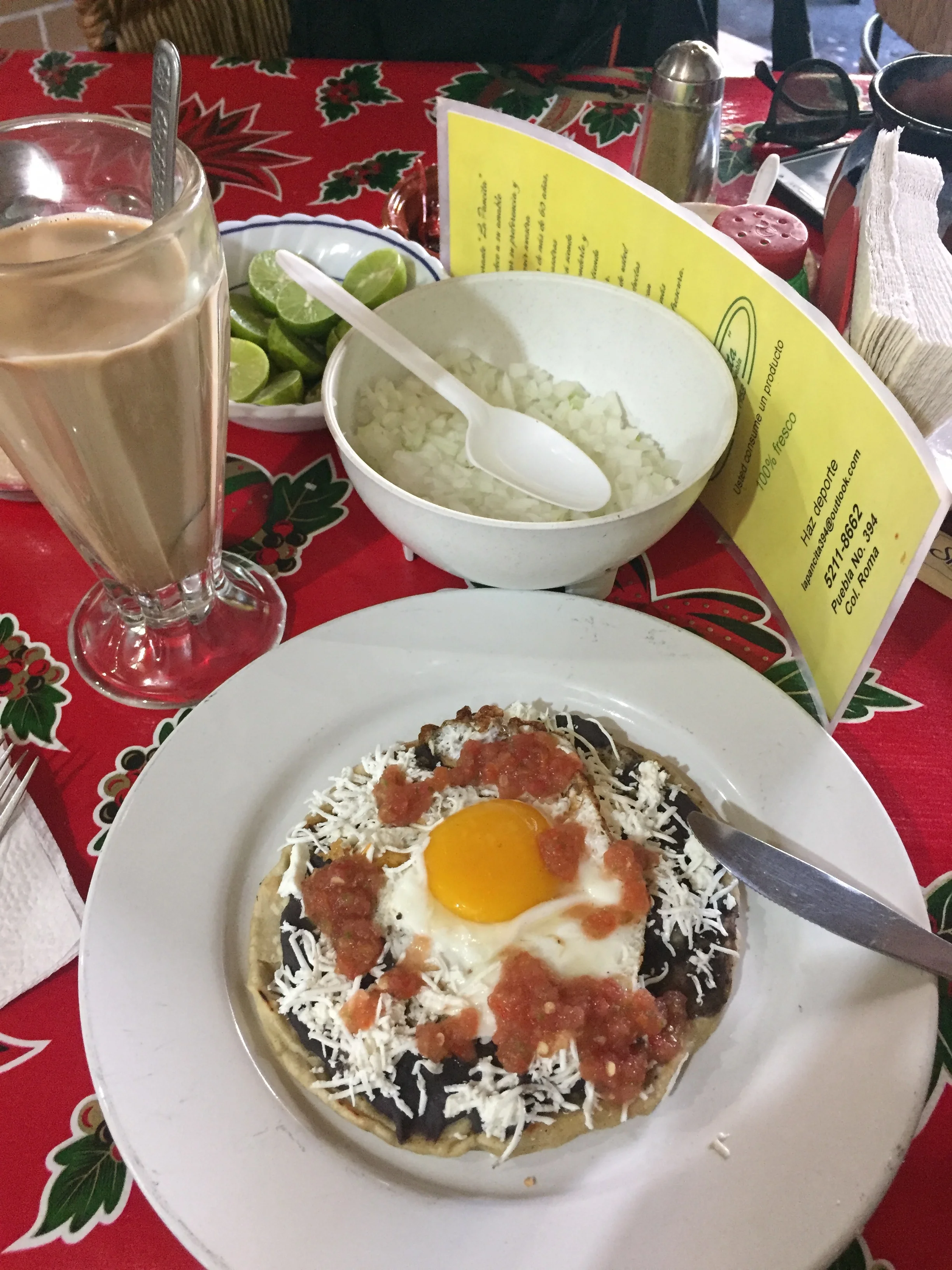 Cafe con leche y huarache con un huevo frito. AY DIOS MIO.